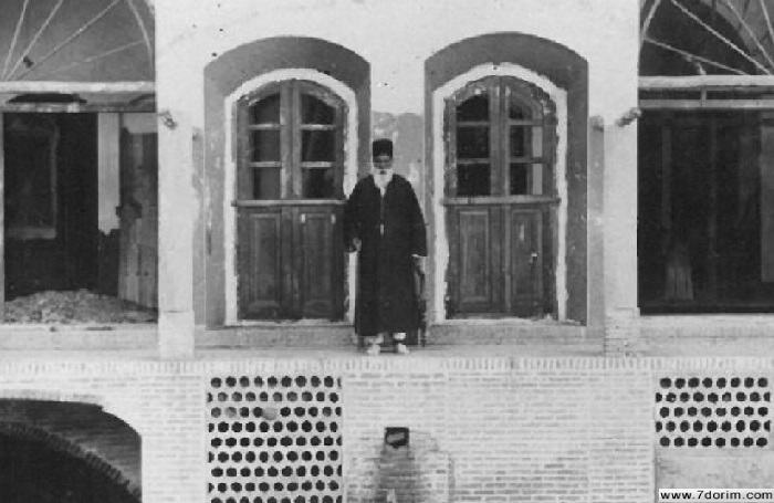 مدرسه آقا یقوتیل - کاشان دهه 1920 میلادی، آقا یقوتیل هنگام نظارت جهت آماده سازی مدرسه واحد دخترانه