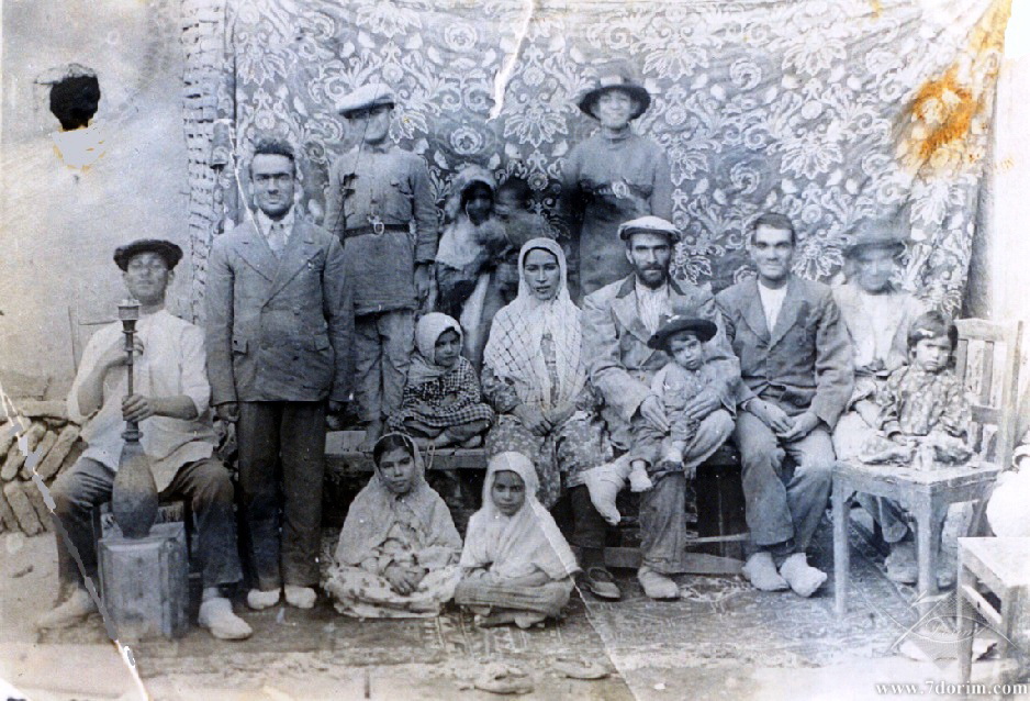عکس خانواده ناشناس کرمان 1298خورشیدی – 1920 میلادی 