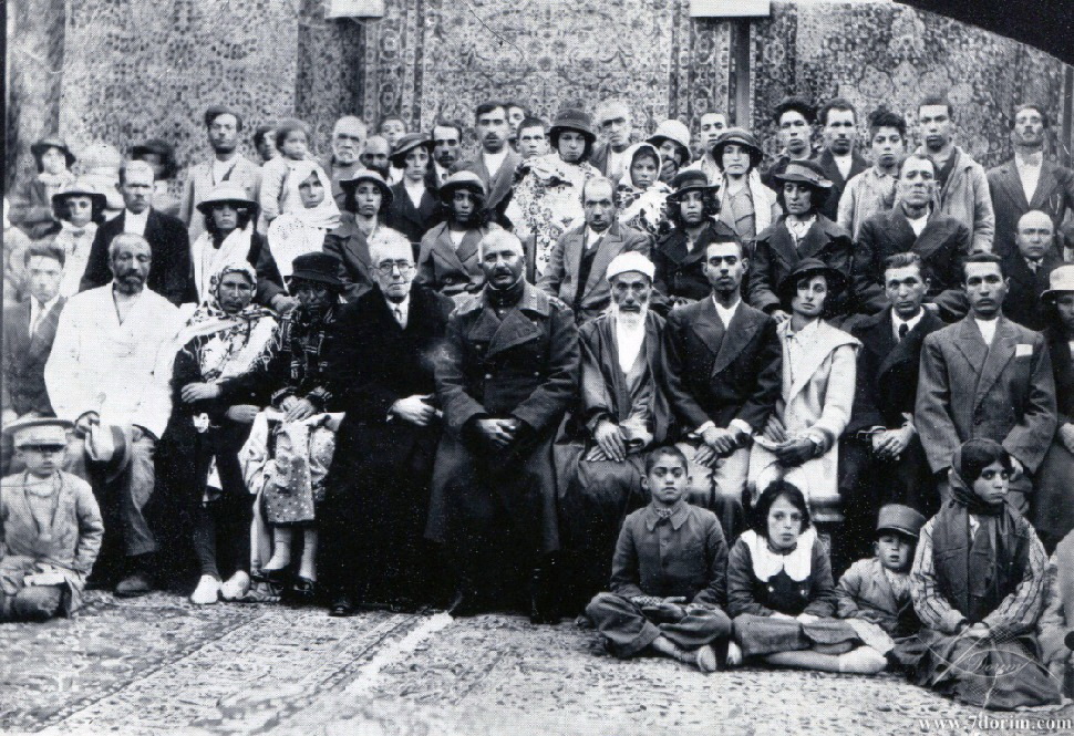 مراسم کشف حجاب در منزل ملا الیاهو (شخص ریش سفید نشسته در وسط) با حضور یکی از امرای ارتش (سرهنگ سیاهپوش) کرمان - 1313 خورشیدی (1934میلادی)