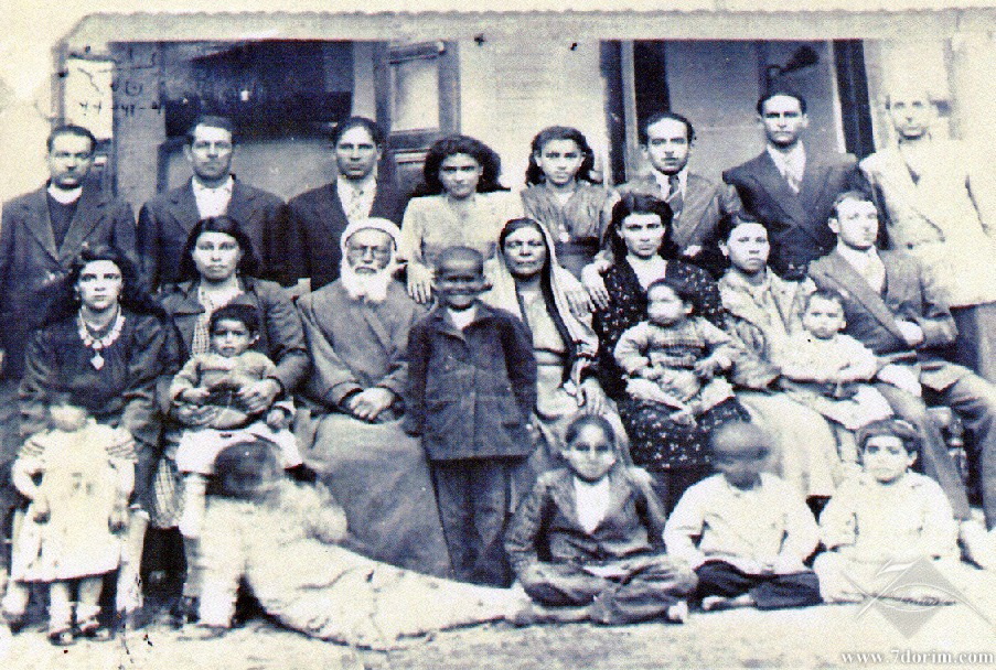 خانواده ملا مشه سلیمانی همراه با فرزندان، داماد ها و نوه ها کرمان 1334 خورشیدی (1955 میلادی) 
