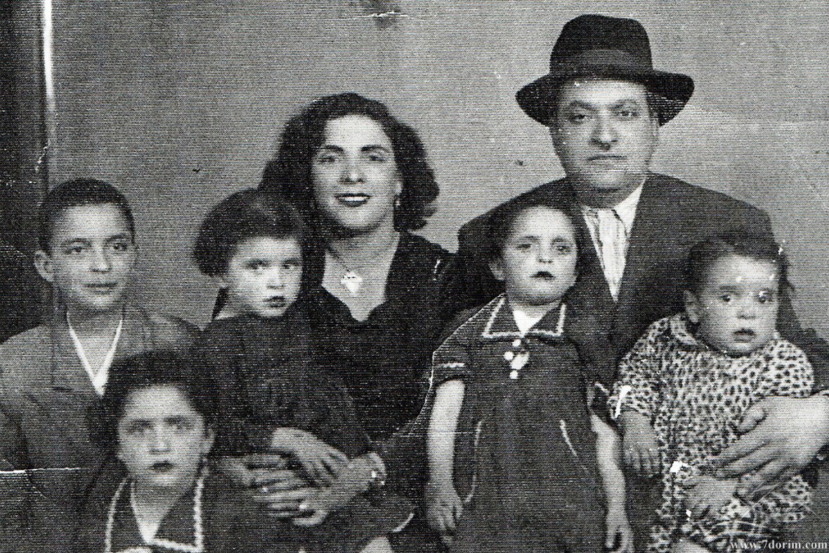 خانواده ملا رحمین سلیمانی و همسرش کوکب کهن همراه با فزرندانشان - کرمان 1946 میلادی 