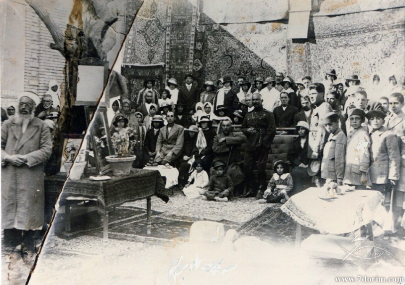 مراسم کشف حجاب در منزل ملا مشه سلیمانی (شخص ریش سفید ایستاده سمت چپ) با حضور یکی از امرای ارتش کرمان - اواسطه دهه 1313 خورشیدی – 1933 میلادی 