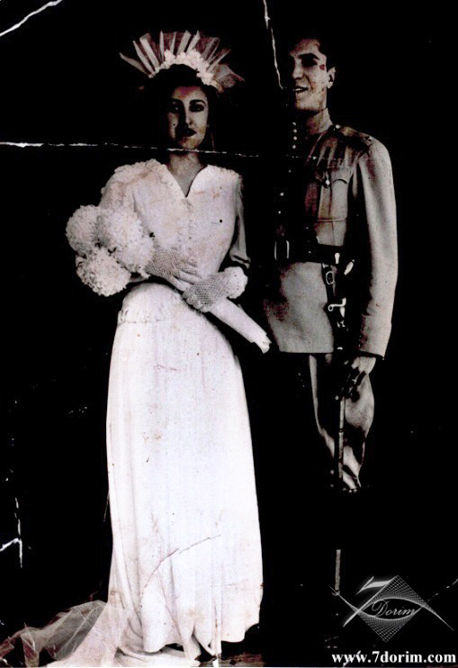 تصویری از مهاجرین تازه وارد کلیمیان کرمانی به ایسرائل در دهه 1950 میلادی از سمت راست بچپ : همسر و مردخای یحزقلیان و نتنل ذکریائی